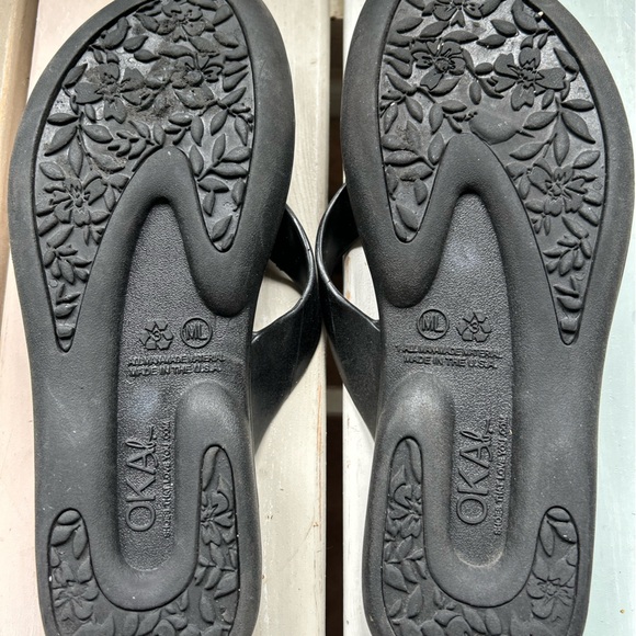 OKA B | Black Flip-Flop Sz M/L - Picture 2 of 3